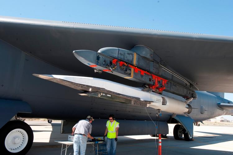 Waverider monteret under vingen på et B-52 bombefly. 