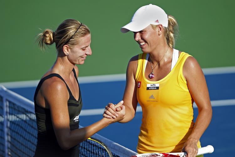 videre. Caroline Wozniacki takker Sesil Karatantcheva fra Kazakhstan for kampen i Ohio. Nu venter sværere modstand. 
