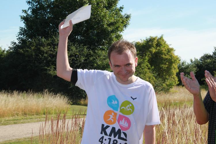 SÅDAN. Jesper Leedgaard er Parkrun-løber 10.000 - i lørdags kl. 9. Bemærk finishertrøjen som er fra motionstriatlon på Amager Strand aftenen før. 