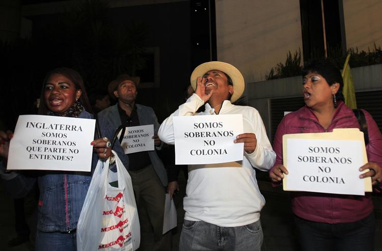 protest. Demonstranter foran den britiske ambassade i Quito i Ecuador er stærkt utilfredse med Storbritanniens trusler om at storme Ecuadors ambassade i London i forsøget på at få fat i Wikileaks-grundlægger Julian Assange. 