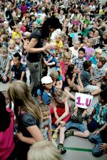 SKOLEKLAR. Nye lærere, nye kammerater og nyt skoleskema. I går var første skoledag i København. På Skolen på Islands Brygge blev det fejret i hallen med sang og guitar. 1.u på billedet kan se frem til 360 ekstra lektioner i resten af deres skoleforløb. Foto: Joachim Adrian. 