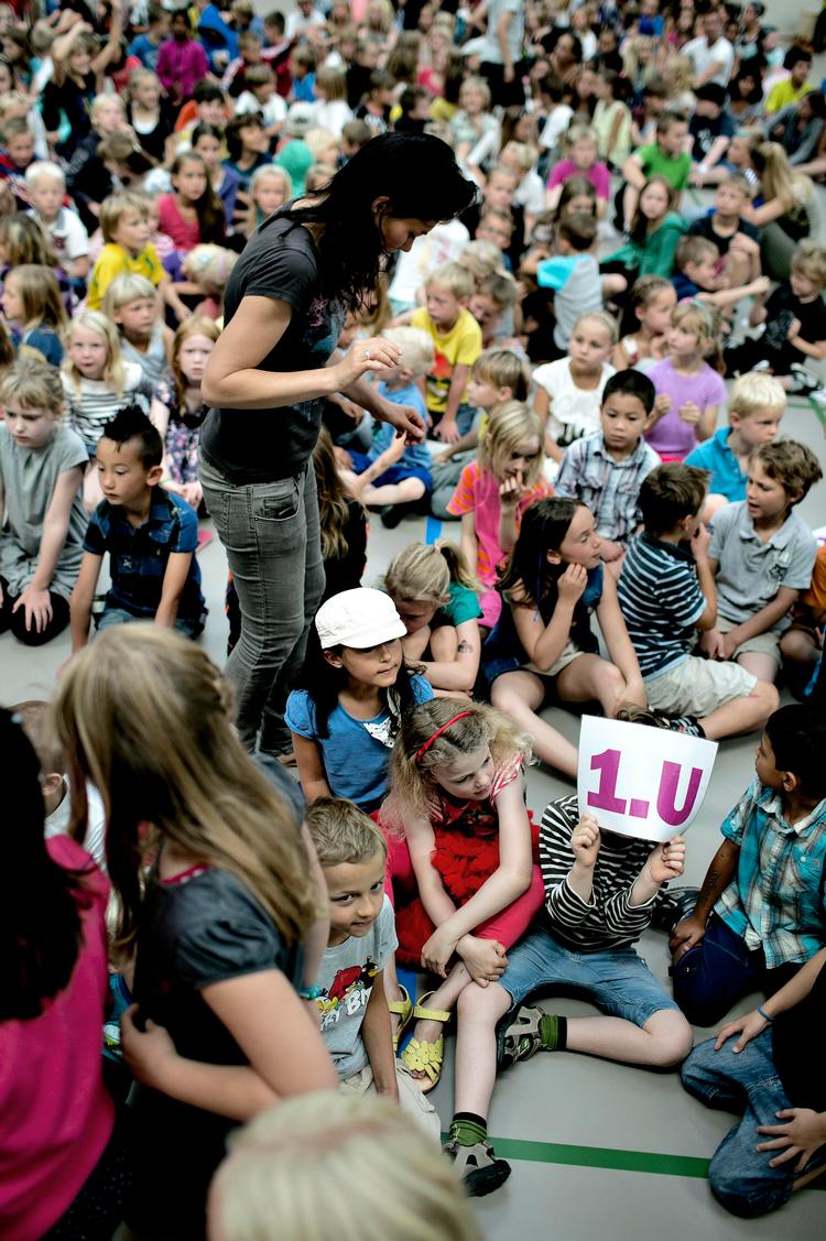 SKOLEKLAR. Nye lærere, nye kammerater og nyt skoleskema. I går var første skoledag i København. På Skolen på Islands Brygge blev det fejret i hallen med sang og guitar. 1.u på billedet kan se frem til 360 ekstra lektioner i resten af deres skoleforløb. Foto: Joachim Adrian. 