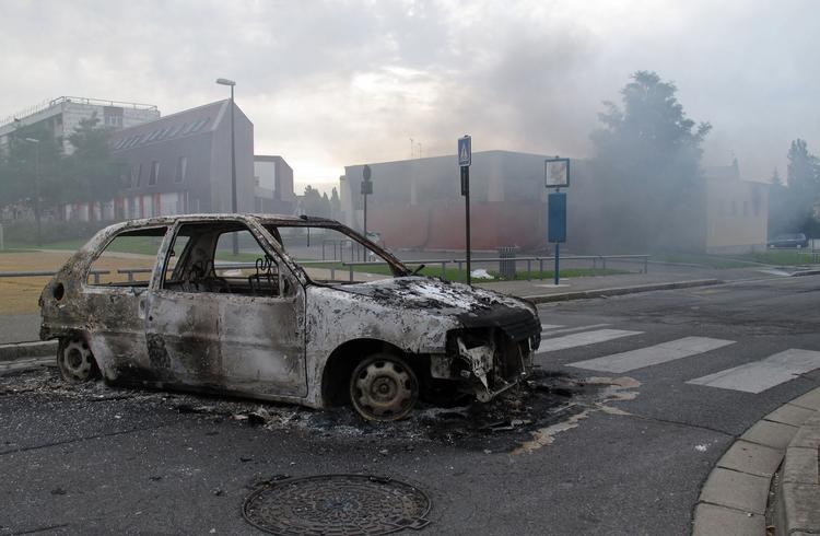 uro. Der blev blandt andet sat ild til flere biler i Amiens, da omkring 100 unge gik amok. 
