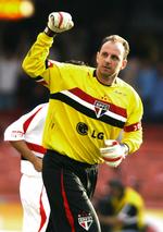 topscorer. Sao Paulos målmand Rogerio Ceni er på vej tilbage i sit mål efter at have scoret et af sine mange mål. 