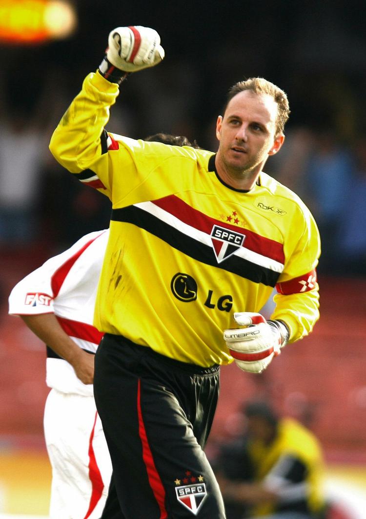 topscorer. Sao Paulos målmand Rogerio Ceni er på vej tilbage i sit mål efter at have scoret et af sine mange mål. 