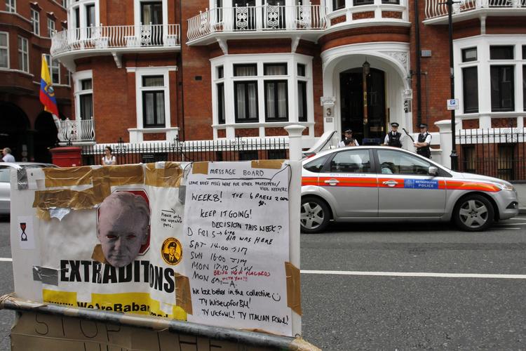 AMBASSADESKJUL. WikiLeaks' Julian Assange gemmer sig for de britiske og de svenske myndigheder på Ecuadors ambassade i London. 