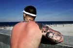 Risikofaktor. Du kan lige så nemt blive solskoldet i august som i juli - og en solbrun kulør er ikke meget bevendt mod solens stærke stråler. 
