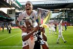 mentalt. Mathias 'Zanka' Jørgensen (øverst) jubler over den sidste triumf, han nåede med FC København, pokalsejren, inden han drog mod Holland. 