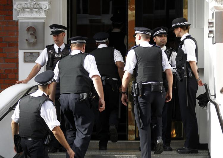 udleveringssag. Britisk politi er talsstærkt til stede foran den ecuadorianske ambassade i London i dag. På 1. sal i bygningen holder ambassaden til. Her har Julian Assange søgt tilflugt på ottende uge. 