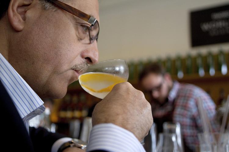 Pokkers! Salvatore Calabrese tog det faktisk pænt, da hans 224 år gamle cognac blev smadret. Her er han dommer på cocktailbaren Ruby i København. 