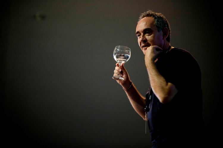 Supervine. Her er der godt nok vand i glasset hos El Bullis ejer, Ferran Àdria - men snart kommer restaurantens mange fine vine på auktion i London. 