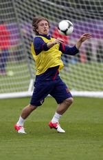 spotpris? Kroatiske Luka Modric har ikke lagt skjul på, at han gerne vil videre fra Tottenham Hotspur til en større klub. Og nu ser midtbanemanden ud til at få sin vilje. 
