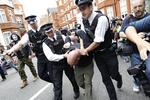 UDLEVERINGSSAG. Britisk politi har i dag anholdt demonstranter foran den ecuadorianske ambassade i London. 