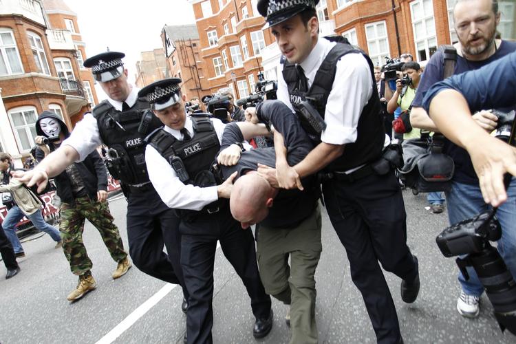 UDLEVERINGSSAG. Britisk politi har i dag anholdt demonstranter foran den ecuadorianske ambassade i London. 