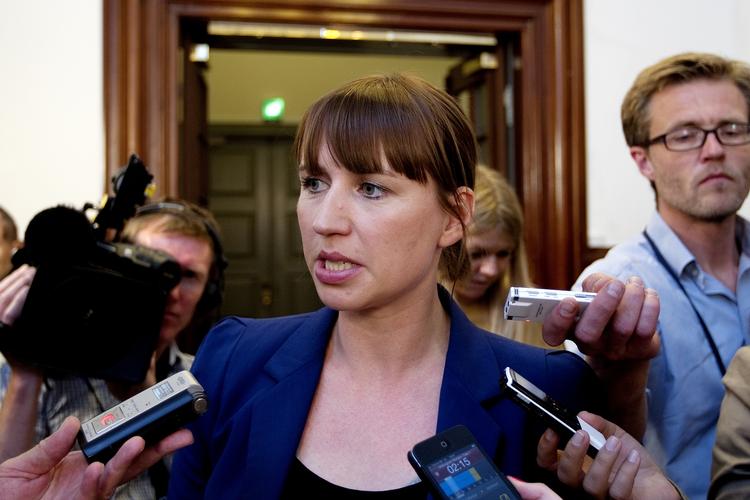 Handling. Mette Frederiksen sætter sig i morgen for bordenden, når regeringen begynder på arbejdet med at finde en løsning på dagpenge-striden. 