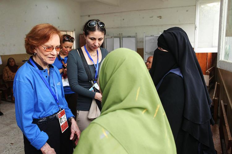 Valg. Rosalynn Carter er fortsat aktiv på mange fronter. I maj i år drog hun til Egypten for at følge landets første, frie valg ovenpå præsident Hosni Mubaraks fald. Her er hun på besøg på et valgsted i Kairo. 