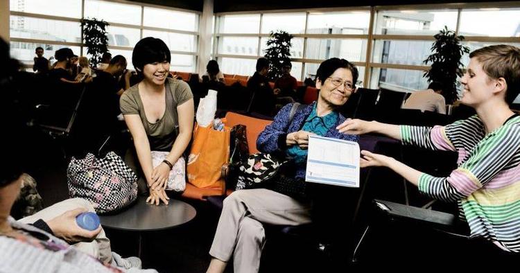 Evaluering. Familien Yang fra Beijing vil godt svare på spørgsmål fra Wonderful Copenhagens Signe Jungersted. Andre kinesere har været mere skeptiske og blev først interesserede, da de opdagede, at de fik en gave for ulejligheden. 