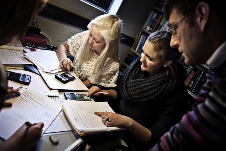 SKOLER. Formændene vil have lærerne til generelt at bruge mere tid med eleverne, og det skal være den lokale ledelse, der regulerer det. Arkivfoto 