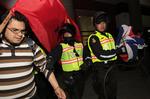 PROTEST. Ecuadorianere demonstrerer til fordel for den voldtægtssigtede Julian Assange foran den britiske ambassade i Quito. 