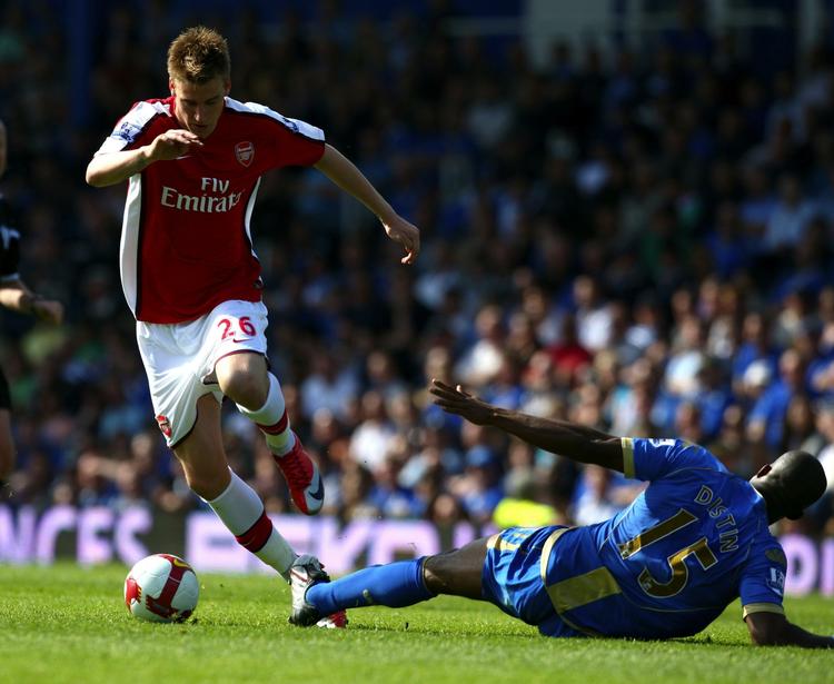 Minder. Det er ikke lang tid siden, at Portsmouth lå i den bedste engelske række. Her stod de blandt andre over for Nicklas Bendtners Arsenal-mandskab. 