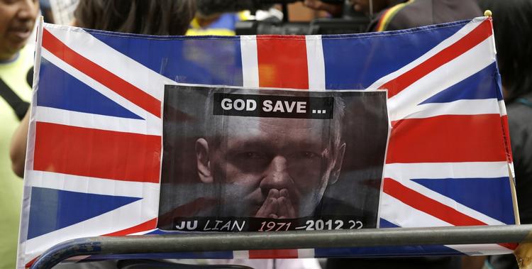 I de seneste dage har der været massivt opbud af Assange-tilhængere foran Ecuadors ambassade i London. Politiet vogter over stedet. 