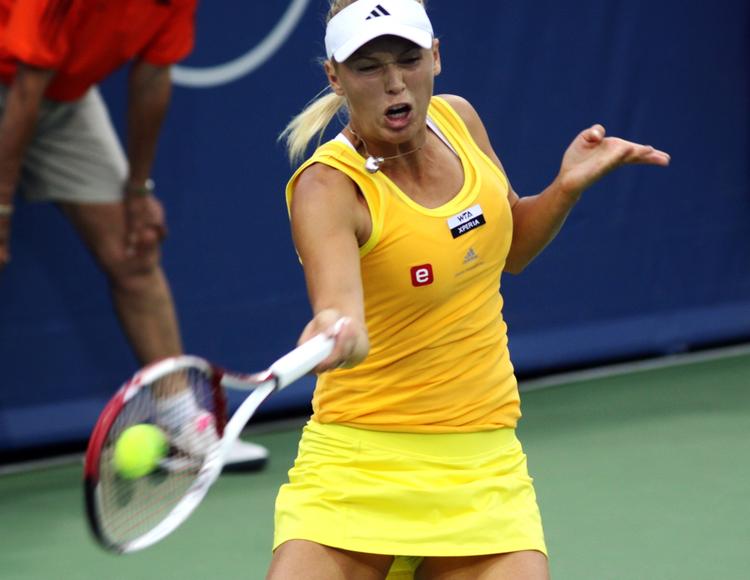 presset. Caroline Wozniacki får først genoptaget sin kamp mod Anastasia Pavlyuchenkova ved 17.30-tiden efter en regnvejrsafbrydelse. 