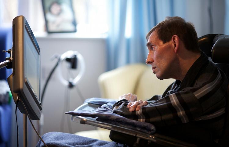 LAMMELSE. Tony Nicklinson i sit hjem. Han er lam i næsten hele kroppen og har mistet evnen til at tale. Han kommunikerer gennem computeren, der kan ses på billedet. 