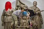 opbakning. Pussy Riot-støtter maskerer en statue for russiske helte fra 2. Verdenskrig i Moskva i dag. 