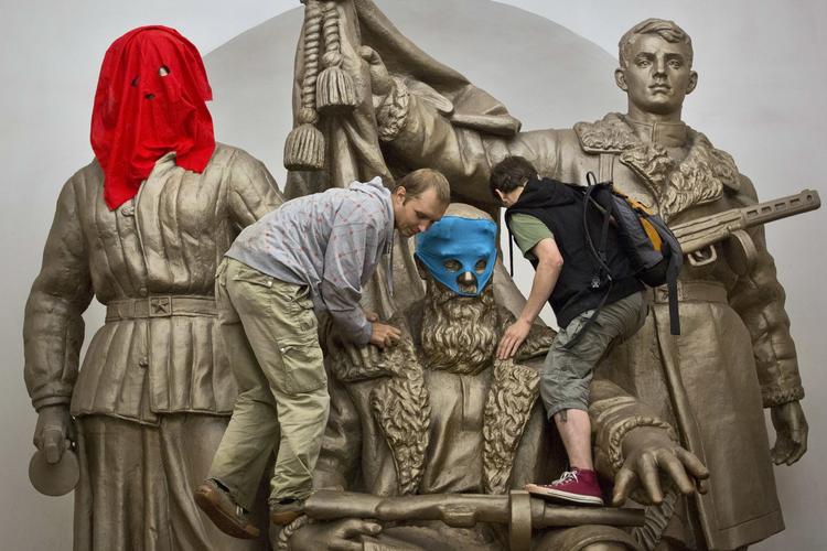 opbakning. Pussy Riot-støtter maskerer en statue for russiske helte fra 2. Verdenskrig i Moskva i dag. 