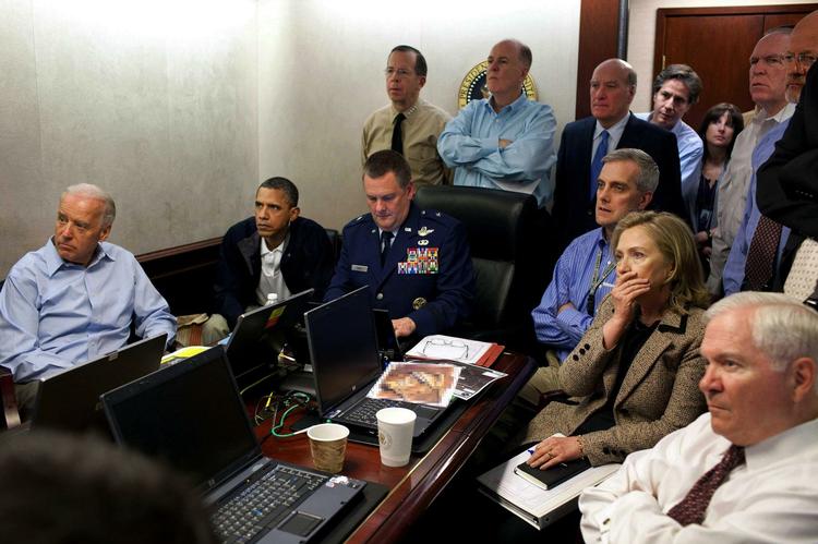 Koncentration. Præsident Obama og hans stab fotograferet 1. maj 2011, mens de får meldinger fra operationen, der dræbte Osama Bin Laden. 
