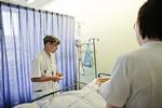 besparelser. Der skal nedlægges 85 stillinger på Amager og Hvidovre Hospitaler. Ingen bliver dog fyret, lover hospitalsdirektør. Nedlæggelserne kommer til at ske gennem naturlig afgang. 