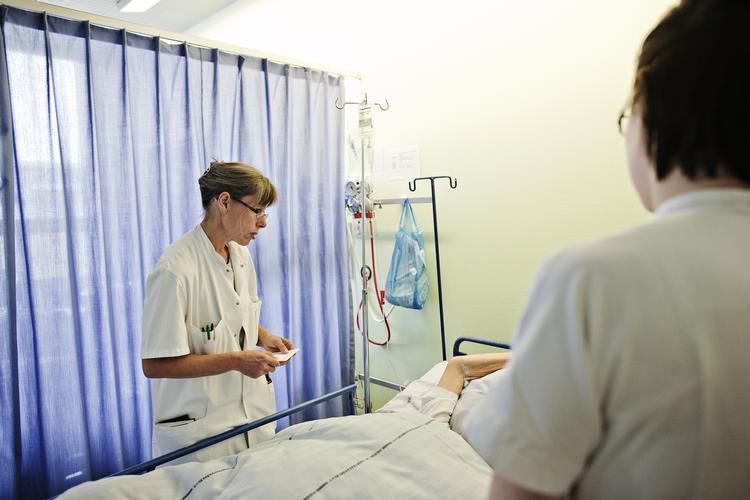 besparelser. Der skal nedlægges 85 stillinger på Amager og Hvidovre Hospitaler. Ingen bliver dog fyret, lover hospitalsdirektør. Nedlæggelserne kommer til at ske gennem naturlig afgang. 