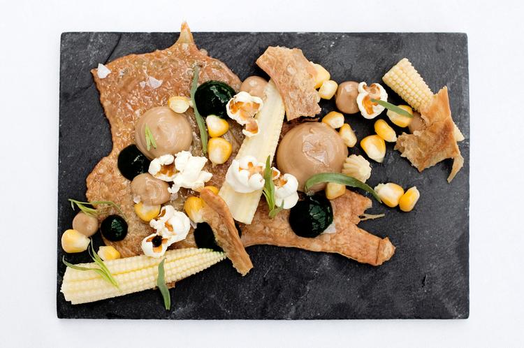 majstrio. Tre slags majs – heraf en poppet – følger fois gras-cremen og det salte kyllingeskind. 