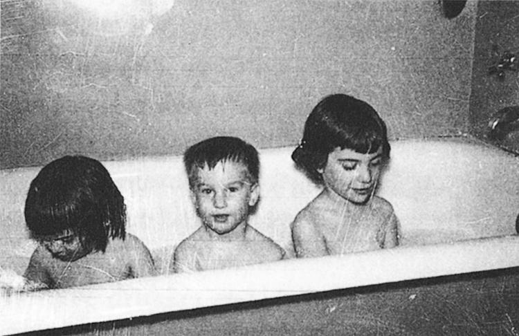 AftenBAD. Patti Smith, til højre, i 1952 med sine søskende Linda og Todd. Når aftenbønnen også var overstået,  listede hun op til vinduet og kiggede efter uldsamlerne i mørket. 