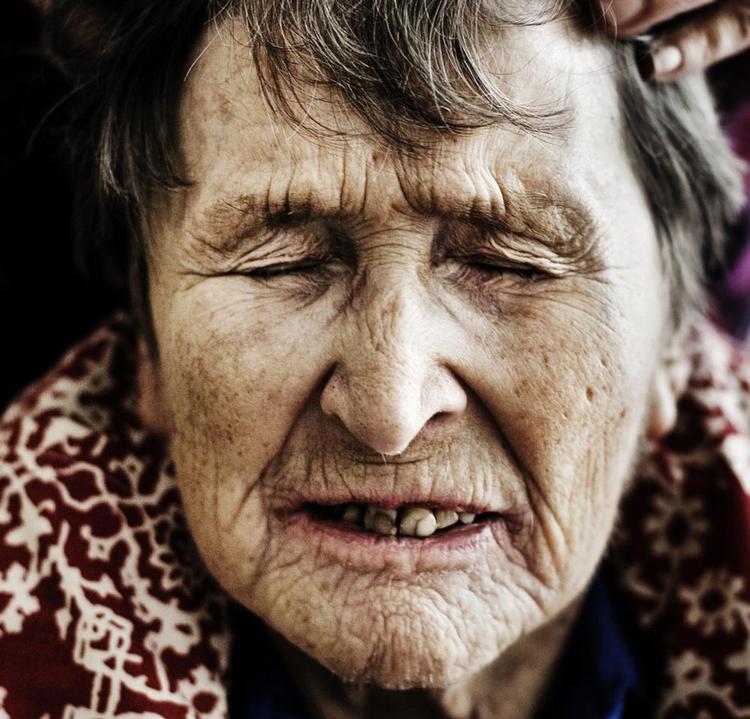 Åååh. Henny Bayer på 91 år stornyder at få massage af sine plejere. 