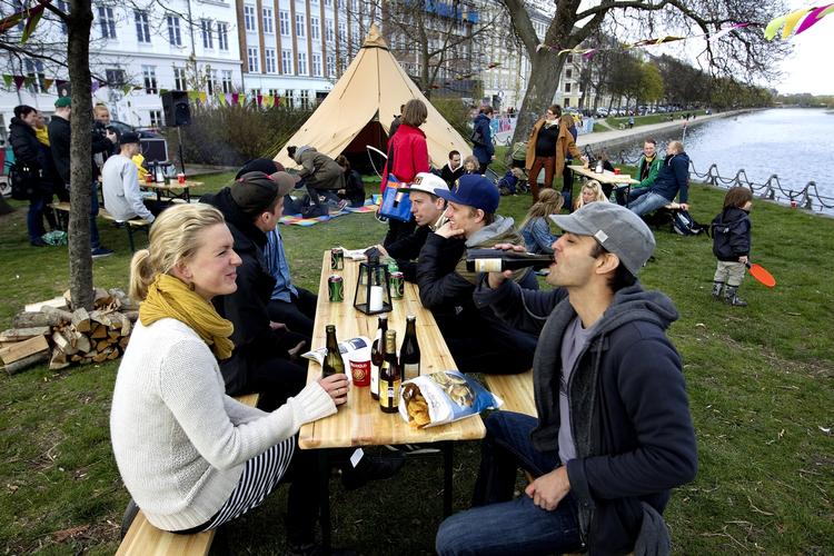Byliv. De grønne oaser ved Dronning Louises Bro bliver flittigt brugt af københavnerne. Her er der 'urban camping' på en nylig kulturfestival. 