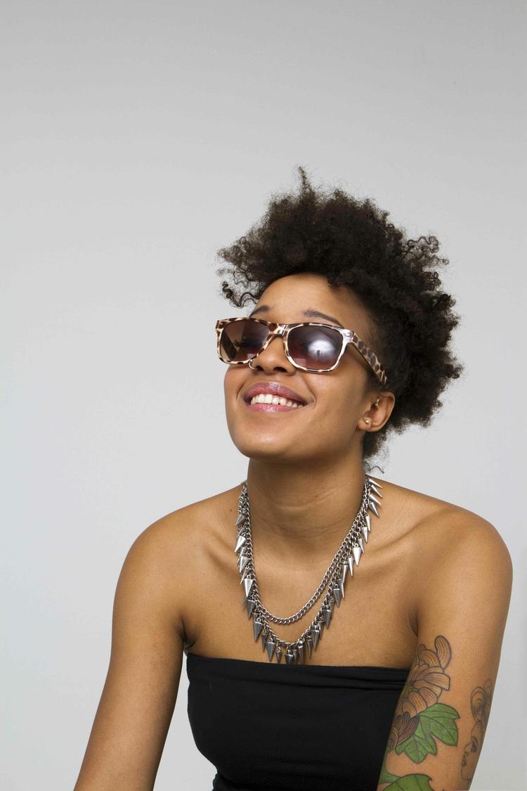 International. Hun er vokset op i Mozambique, Sydafrika og Vanløse. 