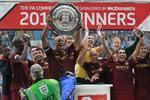 opstart. Manchester Citys anfører Vincent Kompany løfter trofæet for årets første titel, som mestrene hentede sidste weekend i Charity Shield-opgøret mod Chelsea, som blev slået 3-2. 