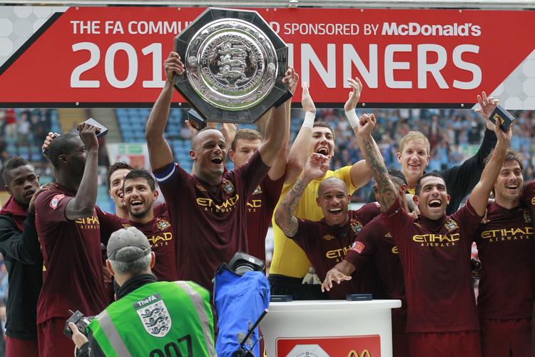 opstart. Manchester Citys anfører Vincent Kompany løfter trofæet for årets første titel, som mestrene hentede sidste weekend i Charity Shield-opgøret mod Chelsea, som blev slået 3-2. 