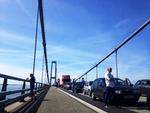 TRAFIKSTOP. Bilisterne måtte vente på Storebæltsbroen, da trafikken i retning mod Sjælland blev standset. 
