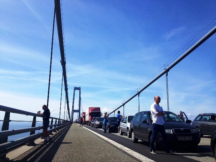 TRAFIKSTOP. Bilisterne måtte vente på Storebæltsbroen, da trafikken i retning mod Sjælland blev standset. 