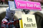 PUSSY-DOM. Verden over har protestaktionener fundet sted. Pussy Riots skulle frifindes. Det blev de ikke. I stedet skal de to år i fængsel, slår dommen over dem fast. 