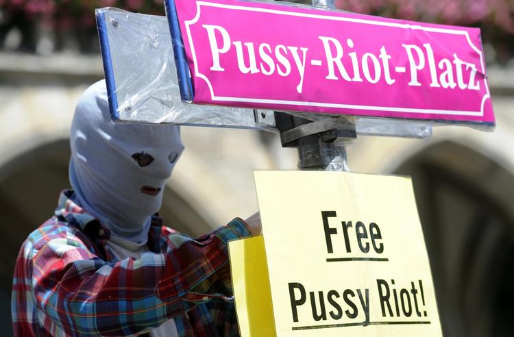 PUSSY-DOM. Verden over har protestaktionener fundet sted. Pussy Riots skulle frifindes. Det blev de ikke. I stedet skal de to år i fængsel, slår dommen over dem fast. 