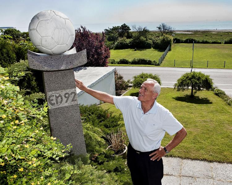 trofæ. Richard Møller Nielsen bliver hver dag mindet om, hvad det var han udførte med fodboldlandsholdet i nogle dejlige sommerdage i 1992. En mandshøj stenskulptur foran hjemmet i Kerteminde fortæller, at Danmark vandt EM. I baggrunden grønne arealer, hvor børnebørnene kan lære lidt om, hvordan man spiller fodbold. 