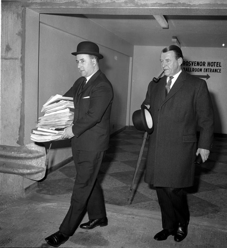 Retssag. John Wood fra anklagemyndigheden (tv) på vej til retten på andendagen i mordsagen mod Myra Hindley og Ian Brady 20. april 1966. 