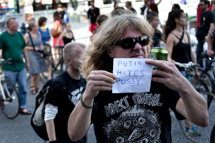 Pussy. Putin hader fisse, konkluderer skiltet fra demonstrationen i København. 