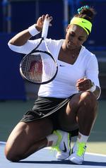temperament. Serena Williams slår ketsjeren i jorden i frustration over sit svingende spil mod tyske Angelique Kerber. 