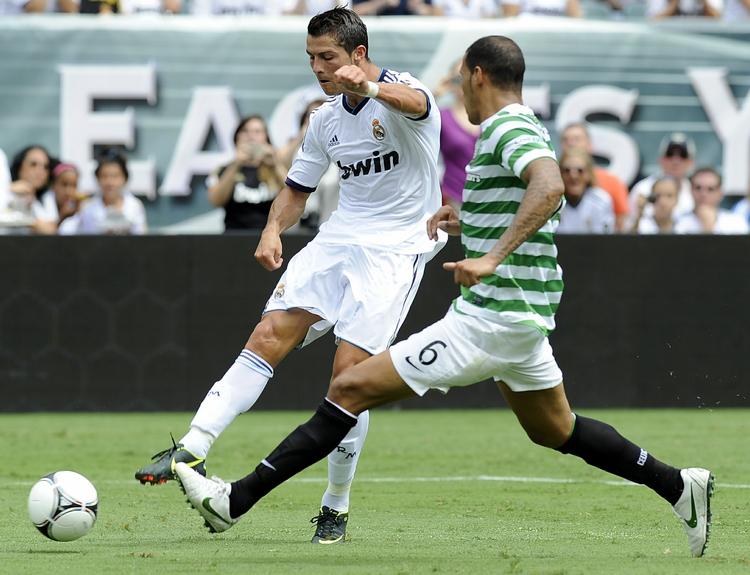 titelfavoritter. Real Madrids Cristiano Ronaldo forsøger sig med et skud i en træningskamp i USA mod det skotske mesterhold Celtic 11. august. Spanierne vandt 2-0. 