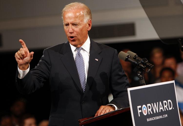 Lænker. Vicepræsident Joe Biden kritiseres fra alle sider efter en tale tirsdag. Her holder han tale til et valgarrangement mandag i North Carolina. 