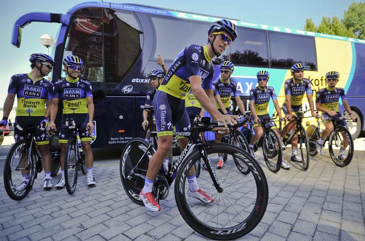 holdløb. Alberto Contador (midt) under den sidste forberedelse før holdløbet, der indleder Vueltaen i aften. 